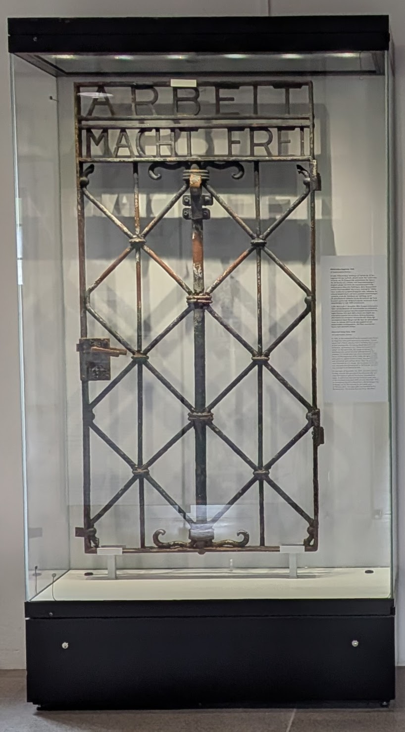 Das Lagertor des KZ Dachau in der Ausstellung der Gedenkstätte, 2026.