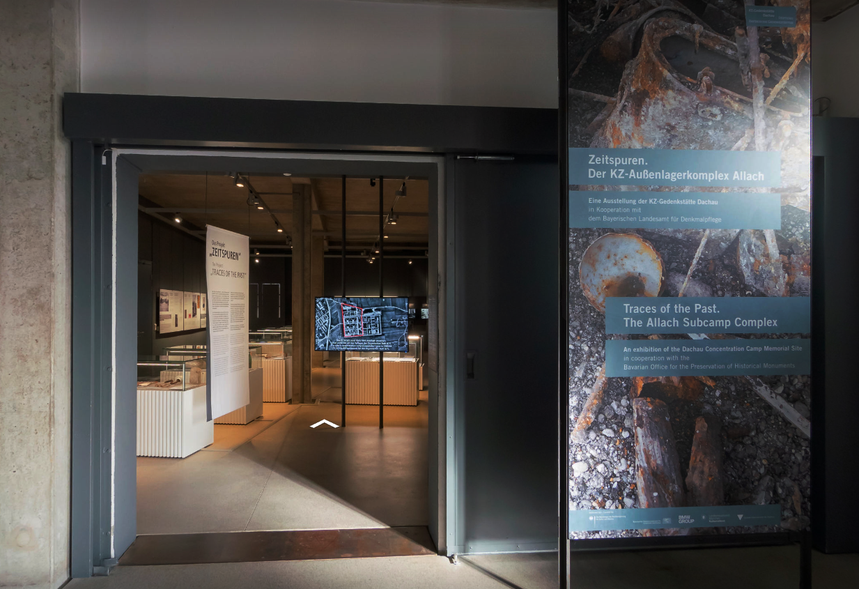 Der Eingang zur Sonderausstellung „Zeitspuren. Der KZ-Außenlagerkomplex Allach“, 2020.