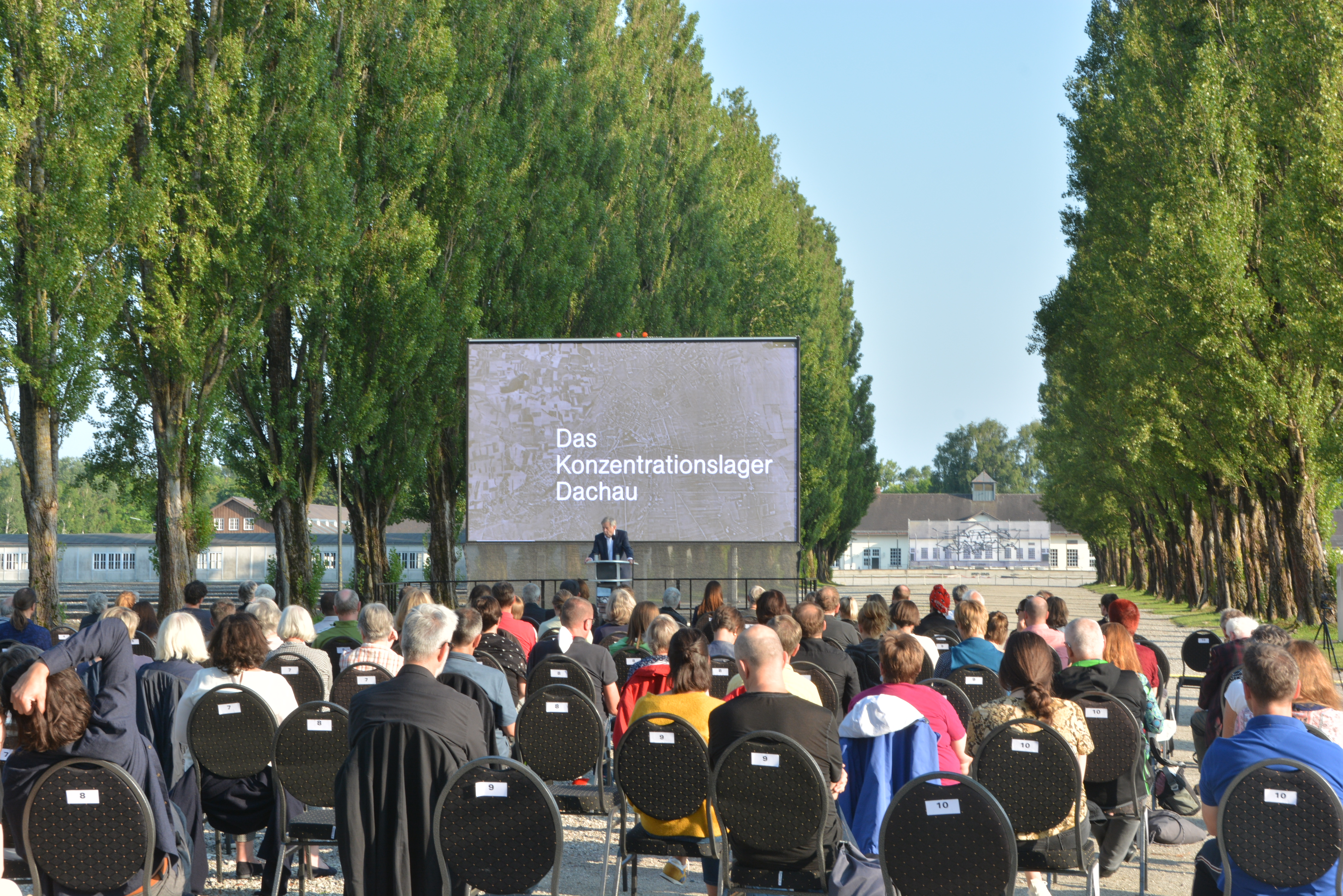 Open-Air-Filmpremiere des Dokumentarfilms „Das Konzentrationslager Dachau“, 2021.